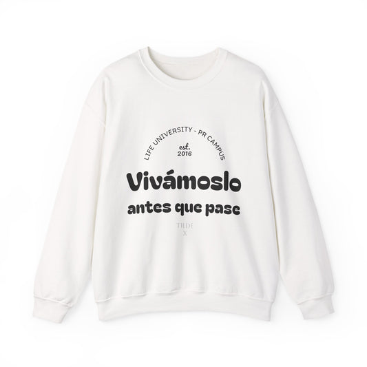 Crewneck Sweatshirt — "Vivámoslo antes que pase" Spanish Inspirational College Style